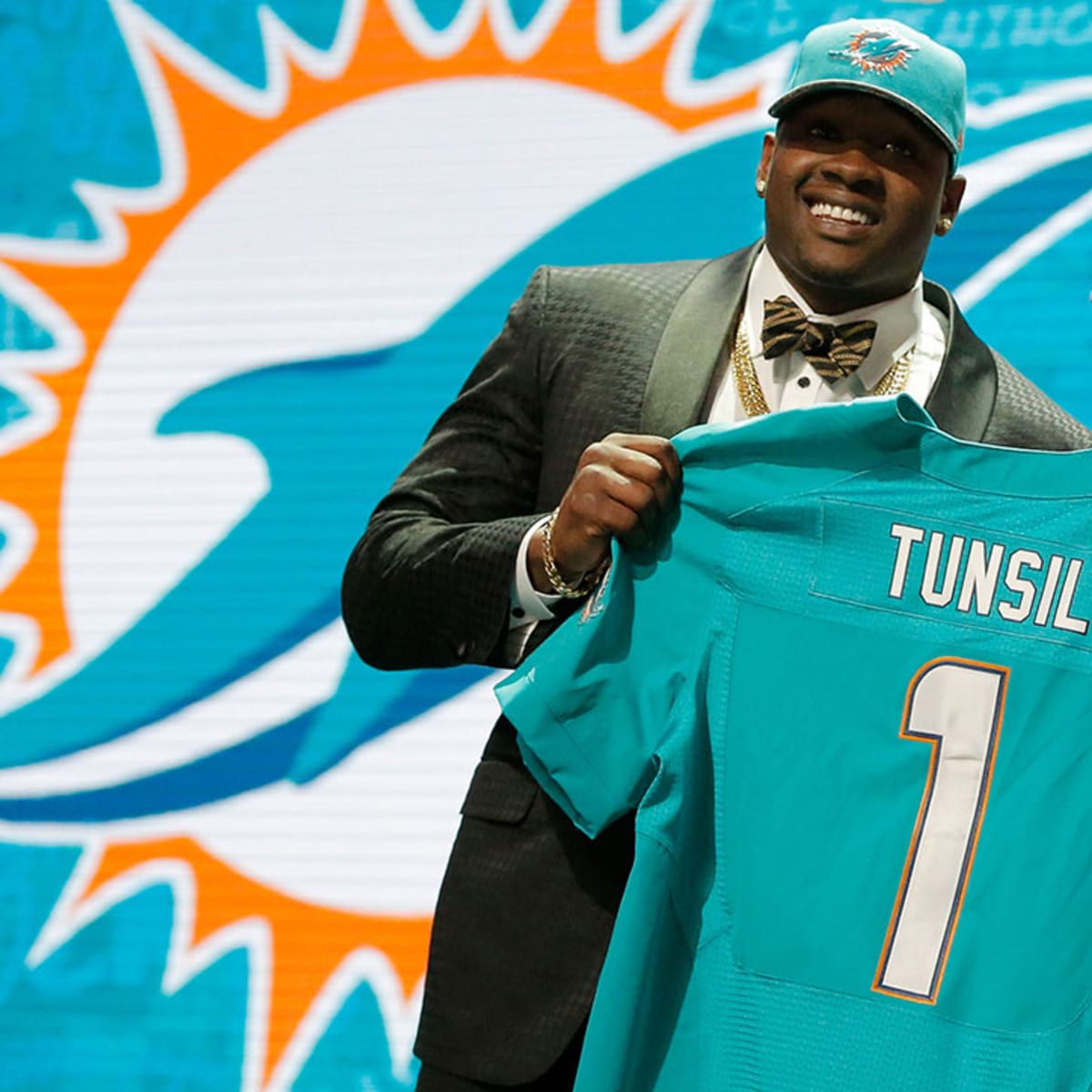 Should Titans make Laremy Tunsil their top pick?