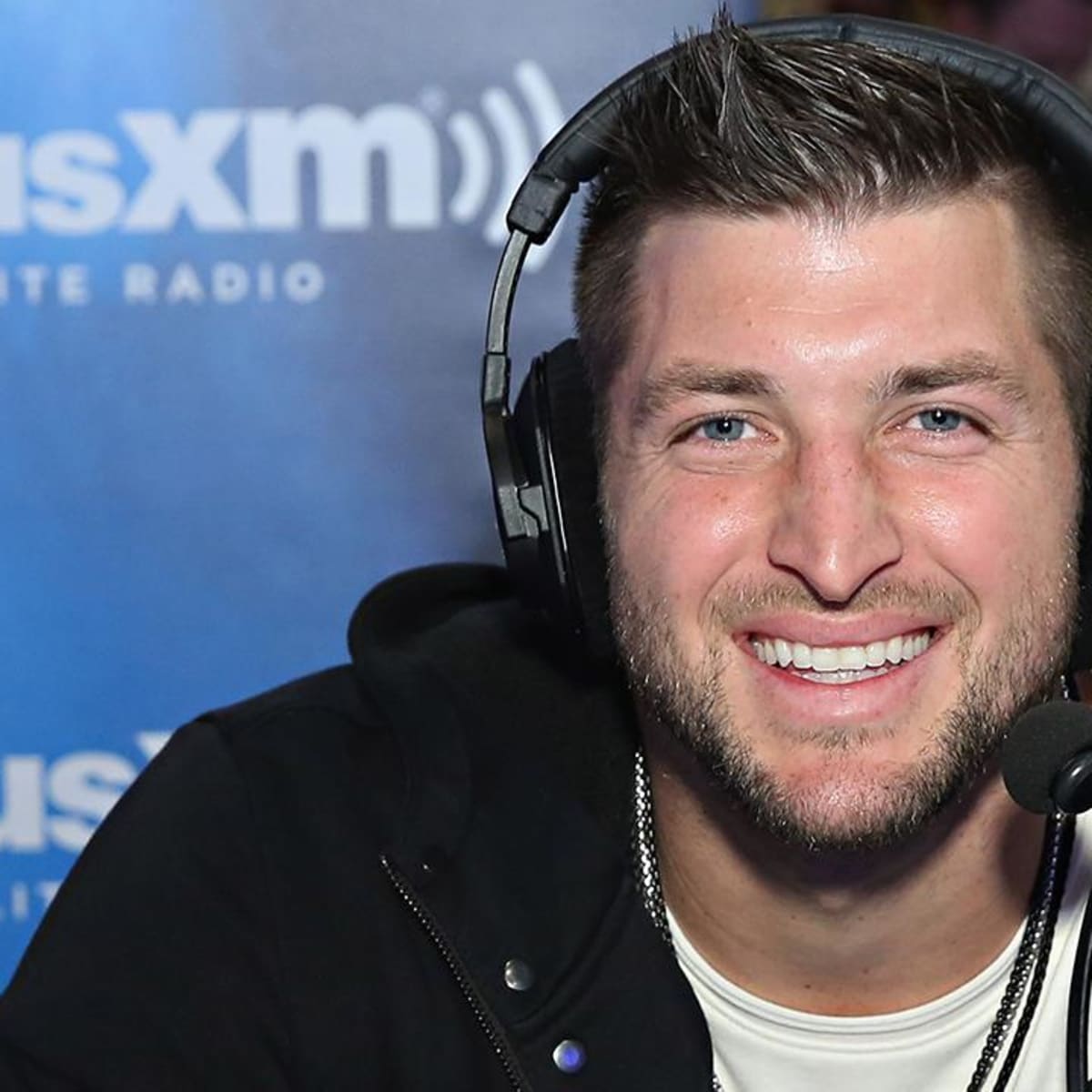 Tim Tebow helps airplane passengers during an on-flight medical