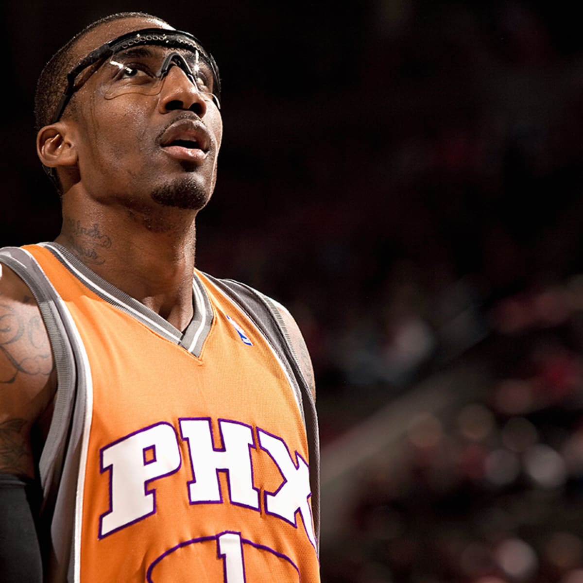 Phoenix Suns forward Amare Stoudemire (32) shoots over Toronto