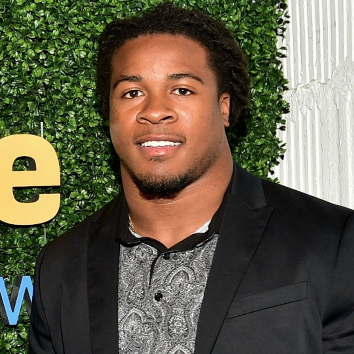 Atlanta Falcons running back Devonta Freeman helps neighbor with