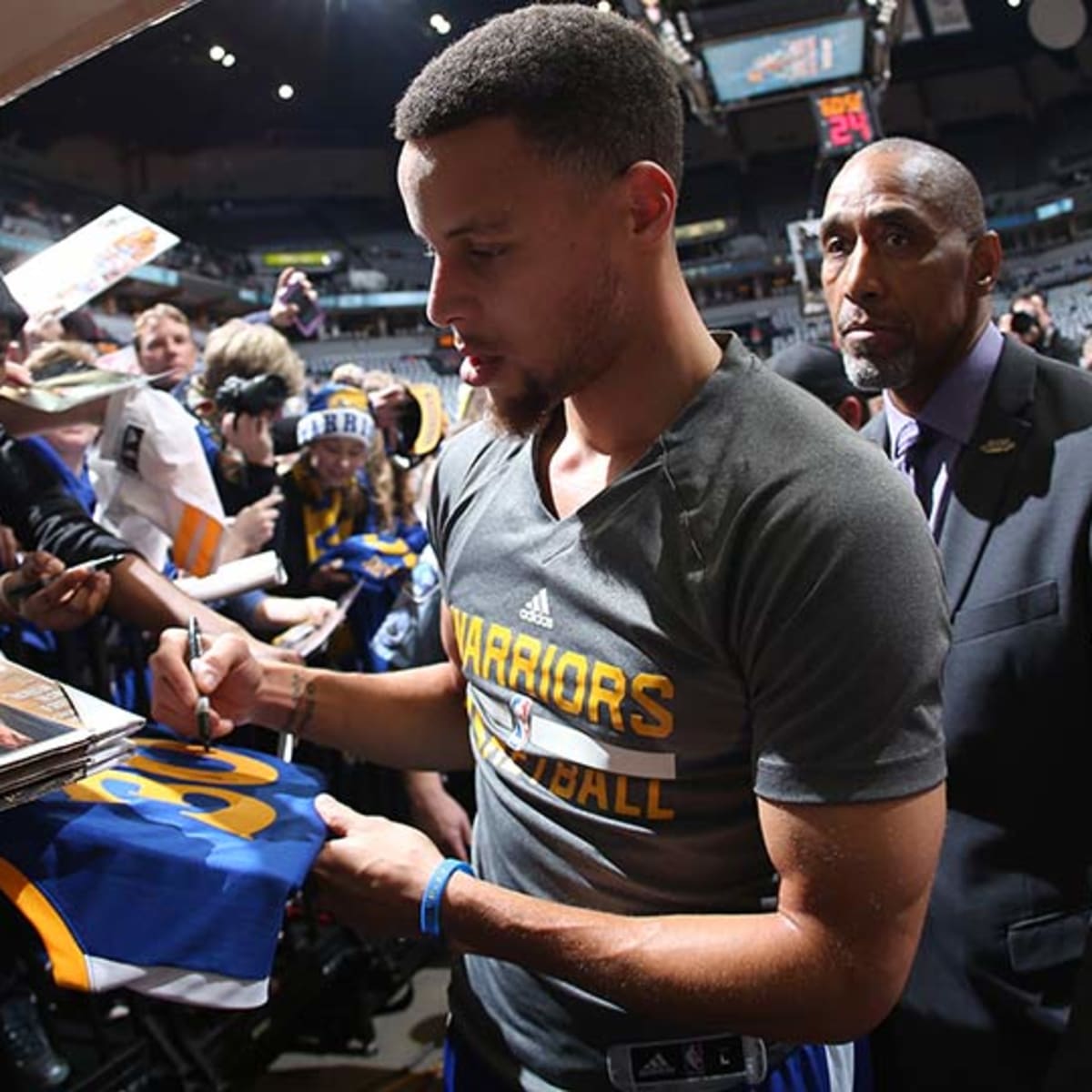 Baby Shawn meets Steph before Warriors-Heat, Sports