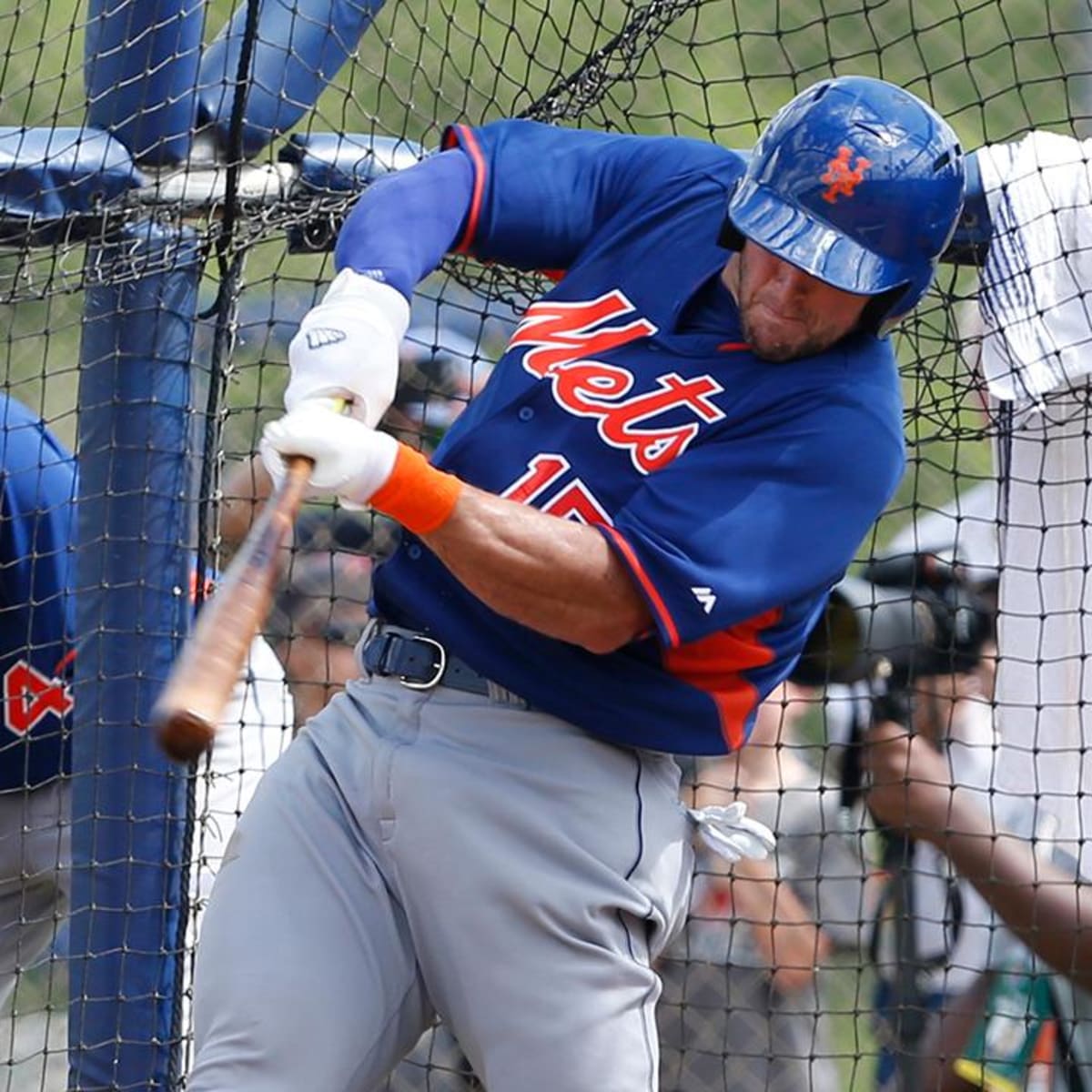 Tim Tebow hits a home run on the first pitch of his professional