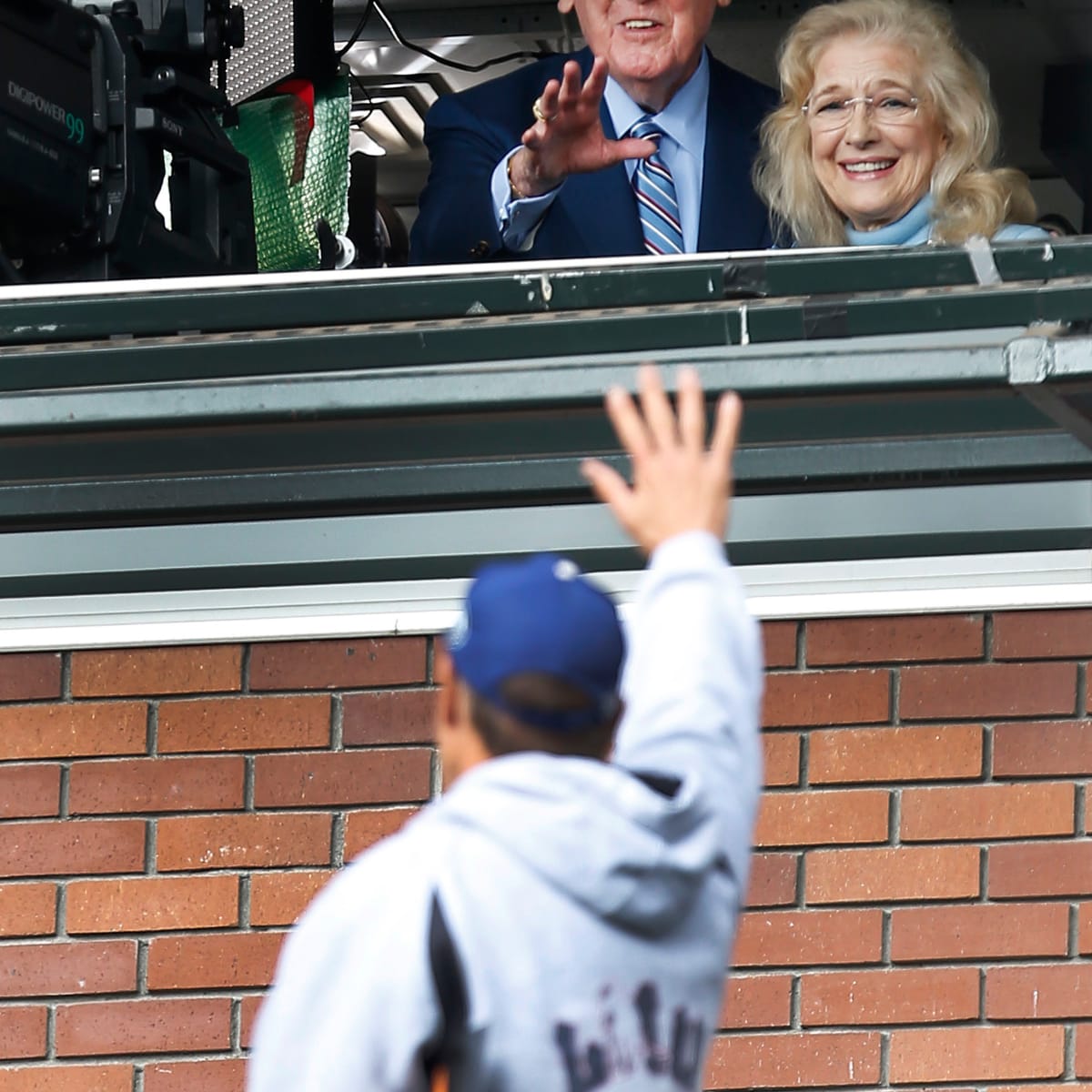 Vin Scully honors wife with song in farewell