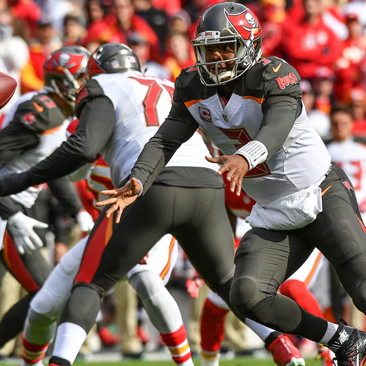 Chicago Bears claim former Tampa Bay Buccaneers kicker Roberto Aguayo 