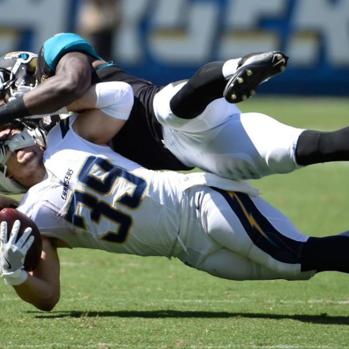 Chargers RB Danny Woodhead leaves game with apparent knee injury