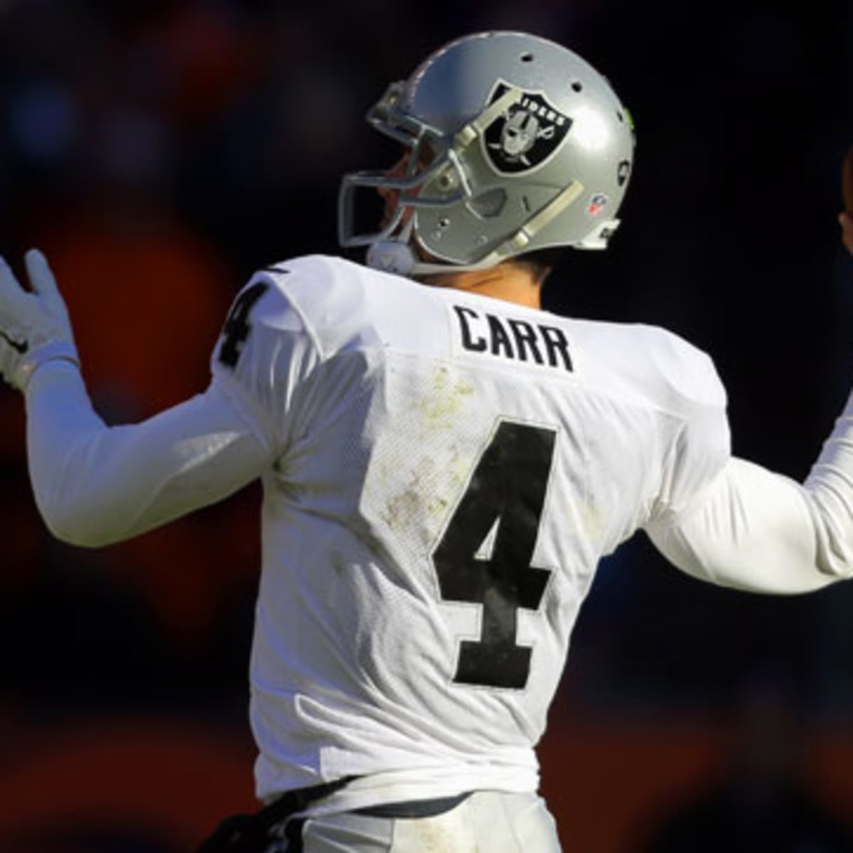 Derek Carr's newfound fearlessness has the Raiders rolling - Sports  Illustrated