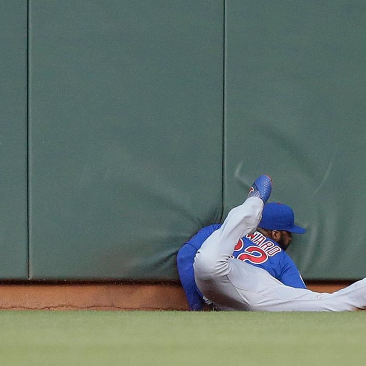 Mets' Jason Bay crashes into wall; leaves game 