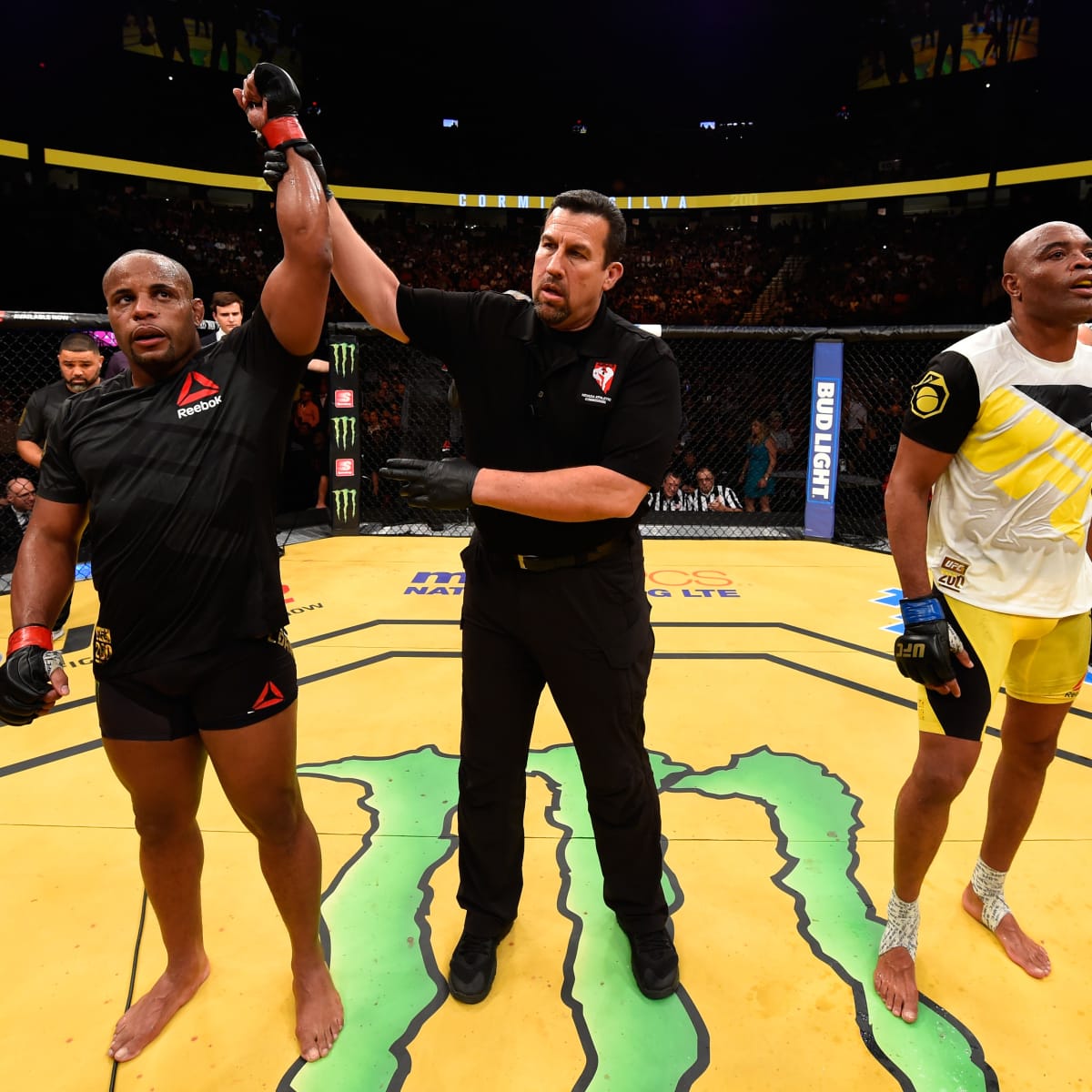 Daniel Cormier to fight Anderson Silva at UFC 200 in non-title light  heavyweight fight - ESPN