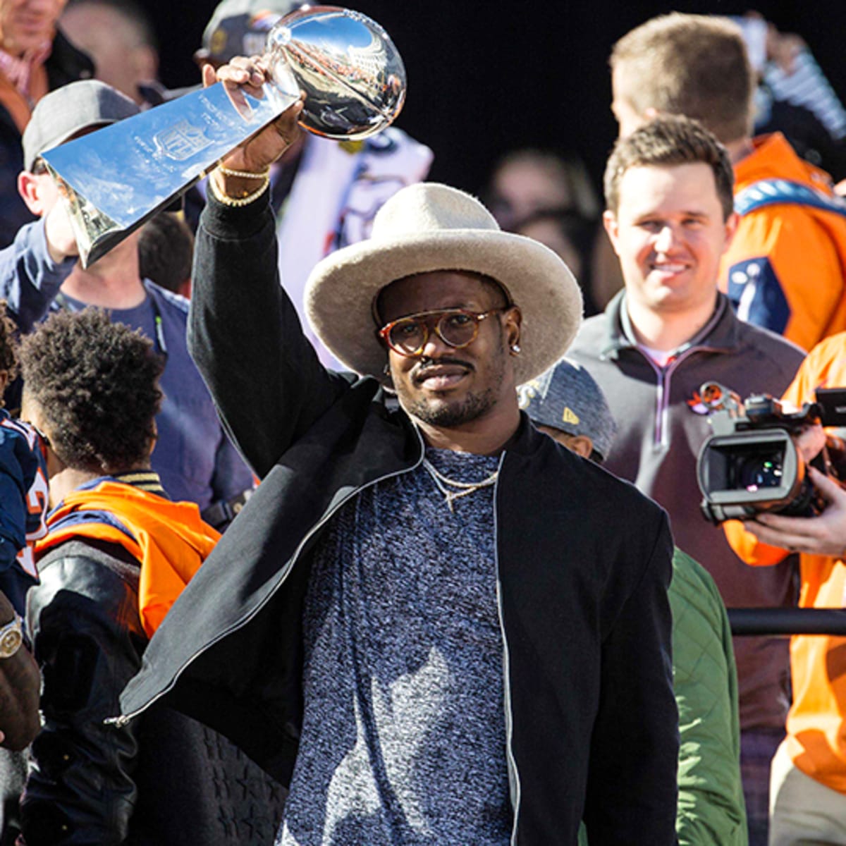 Denver Broncos: Von Miller explains why he autographs his own hats