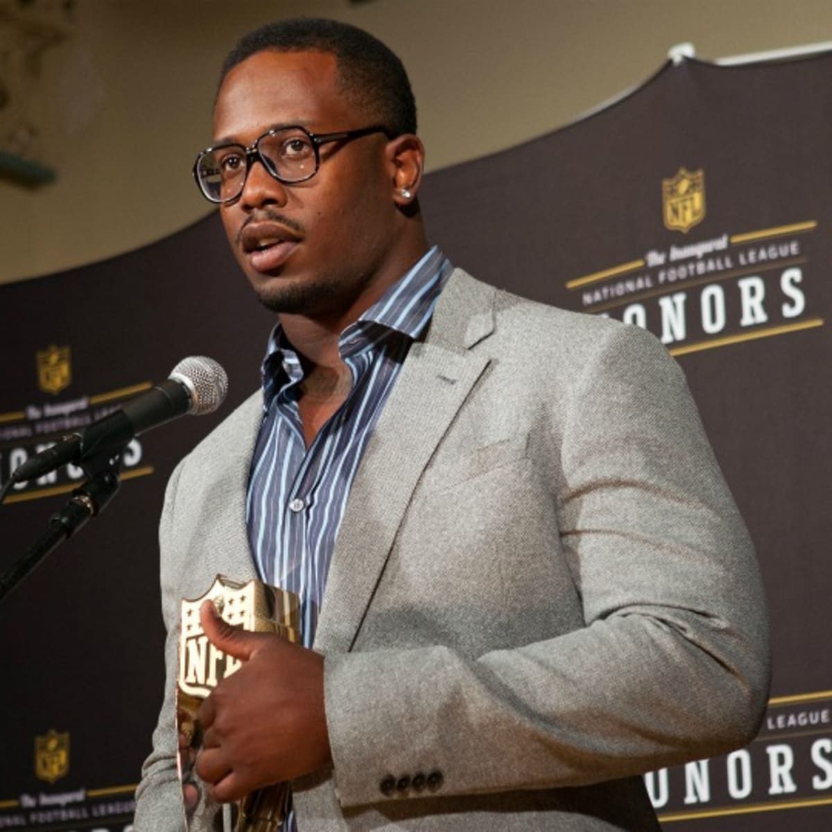 Denver Broncos star Von Miller talks geek life and mozzarella