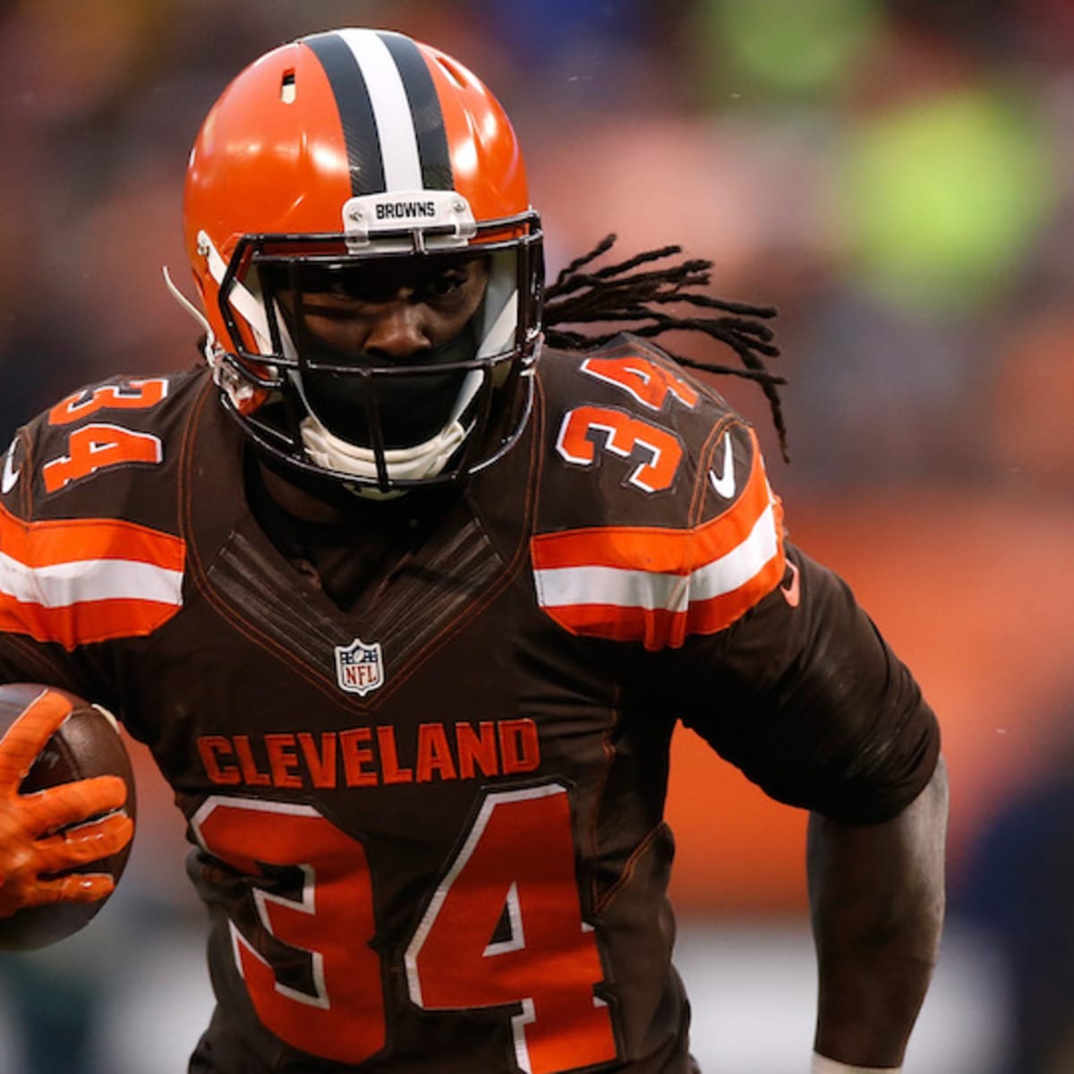 Cleveland Browns' Isaiah Crowell runs against the New England