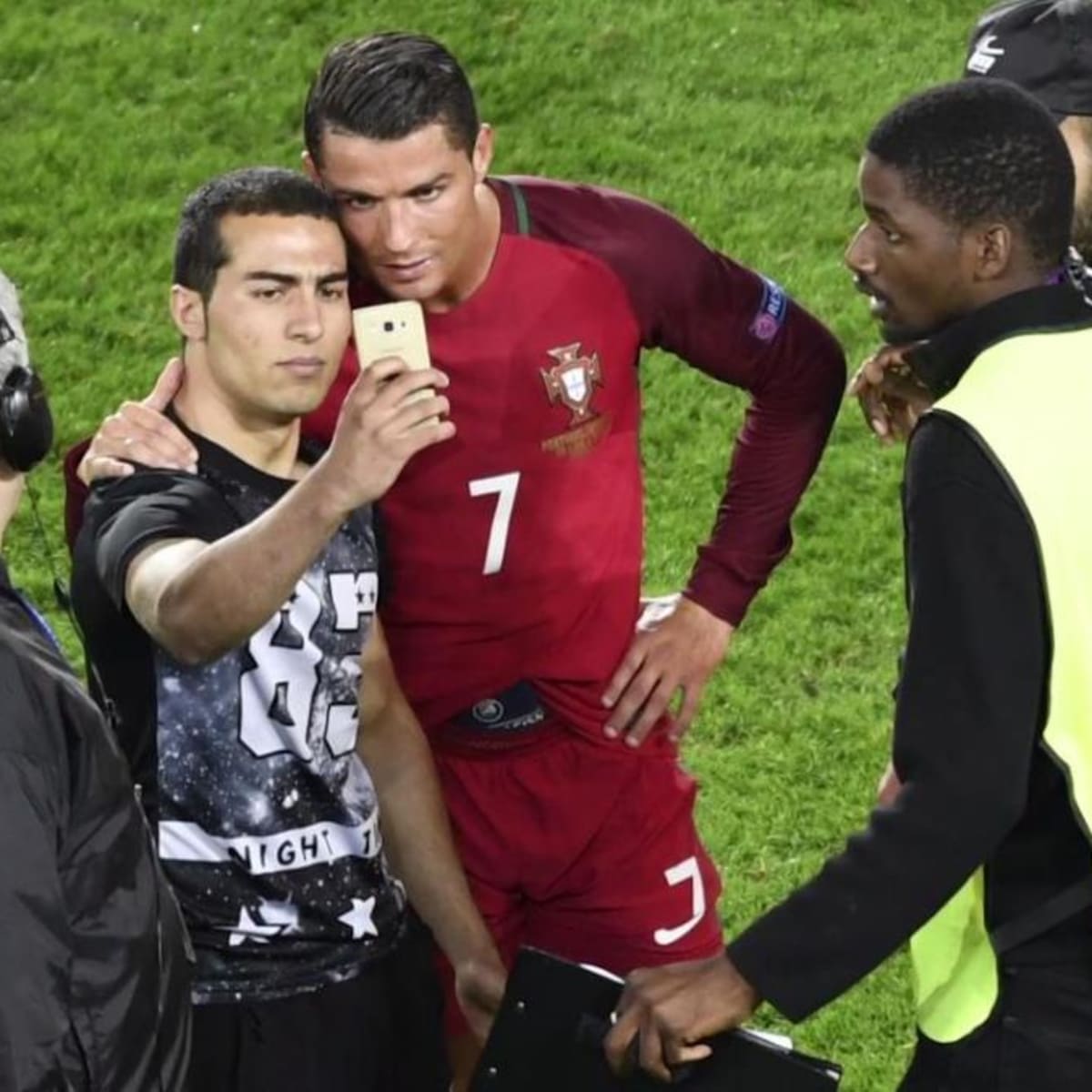 Daily Football — Cristiano Ronaldo takes a selfie with a fan at