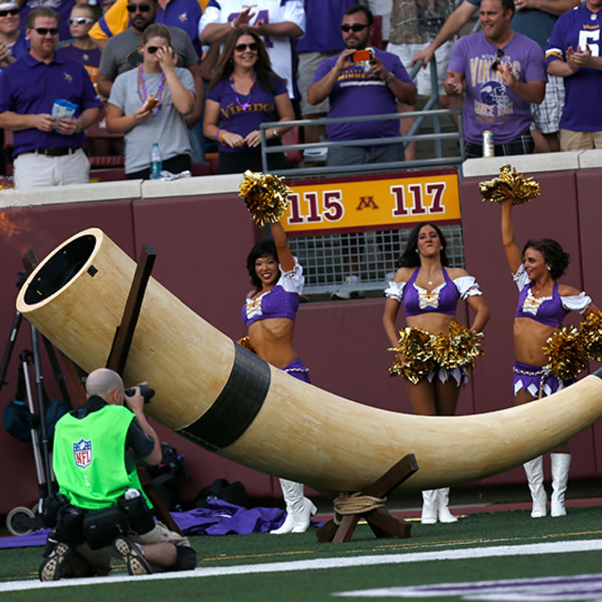 Minnesota Vikings blow the Vikings' Gjallarhorn before the start of  Fotografía de noticias - Getty Images