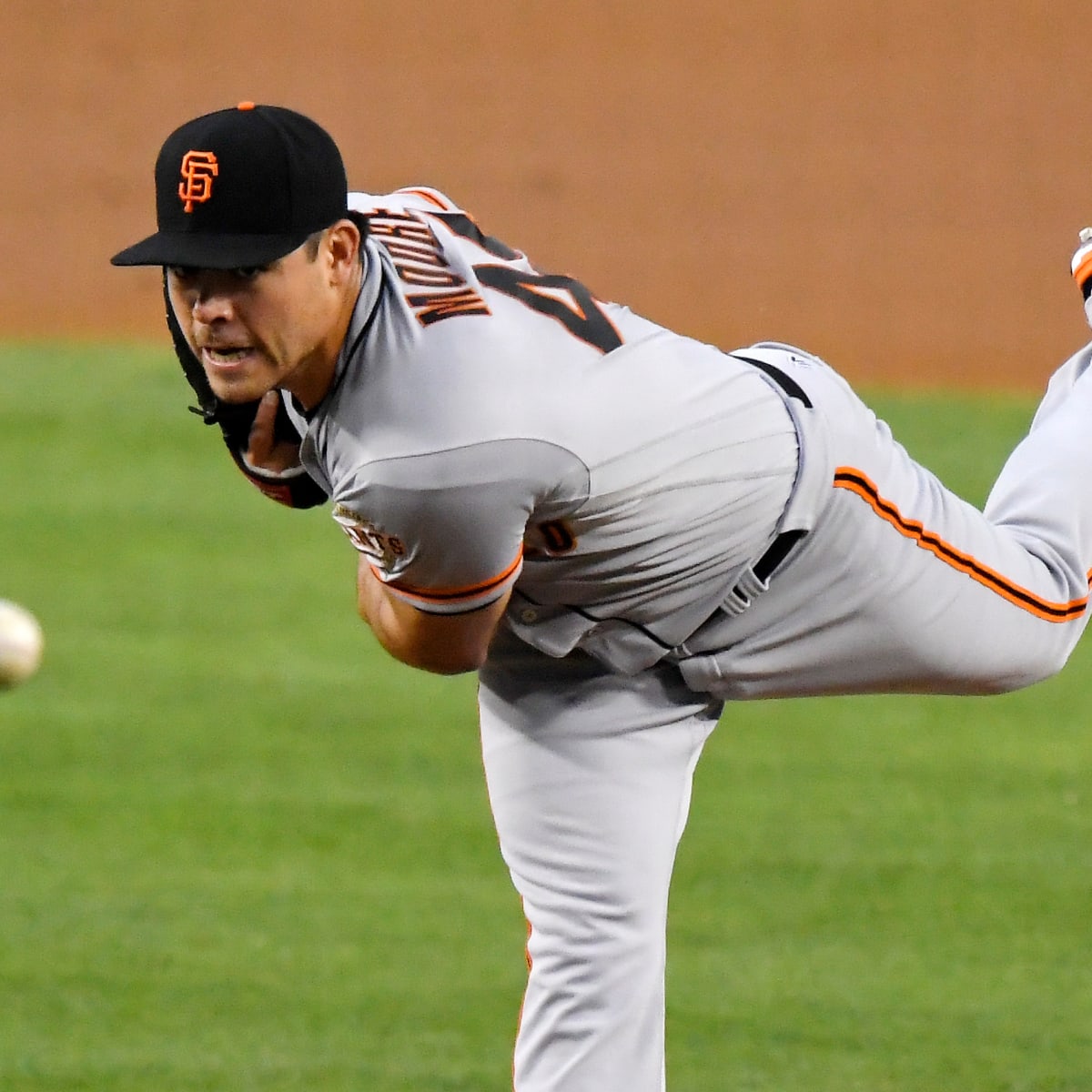 Matt Cain throws five shutout innings in emotional Giants finale