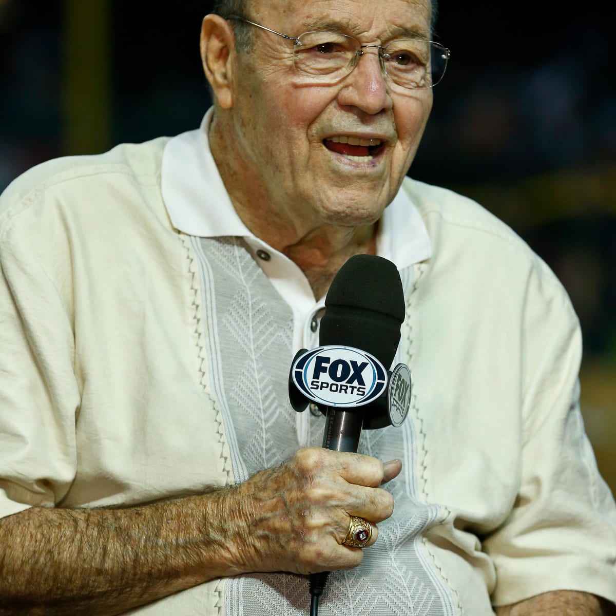 Dodgers' booth has good laugh at reporter who got injured on