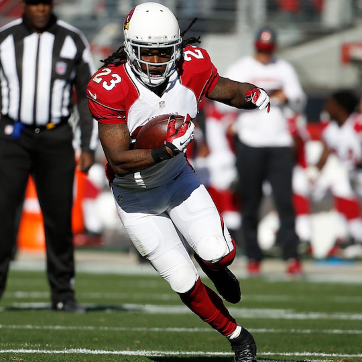 Arizona Cardinals' running back Chris Johnson (C) is surrounded by