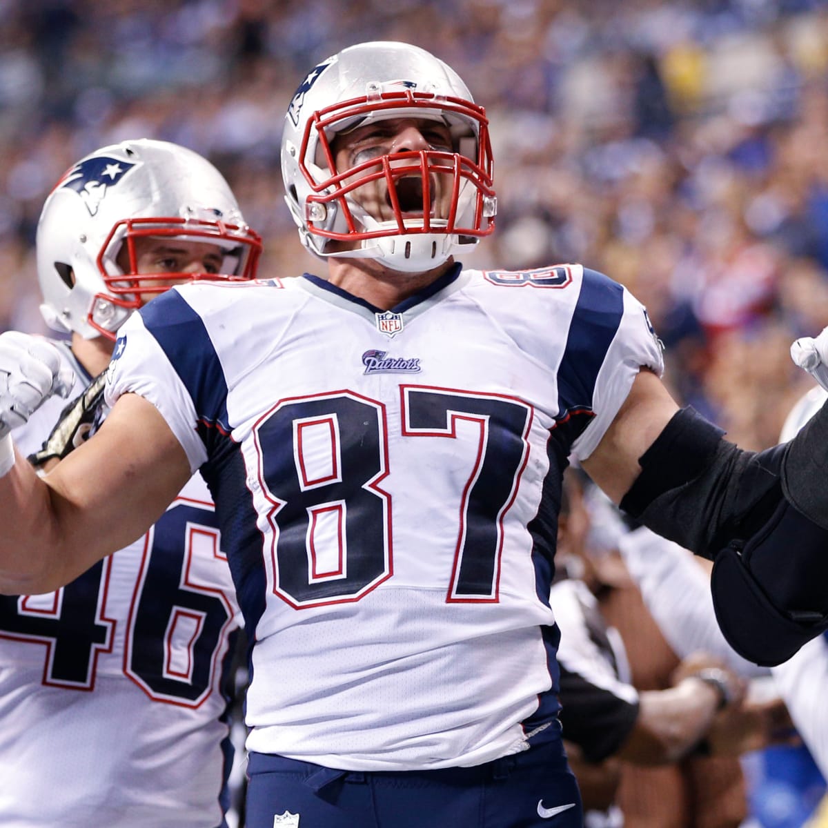 East Rutherford, New Jersey, USA. 25th Nov, 2018. New England Patriots  tight end Rob Gronkowski (87) taking a water break during a NFL game  between the New England Patriots and the New