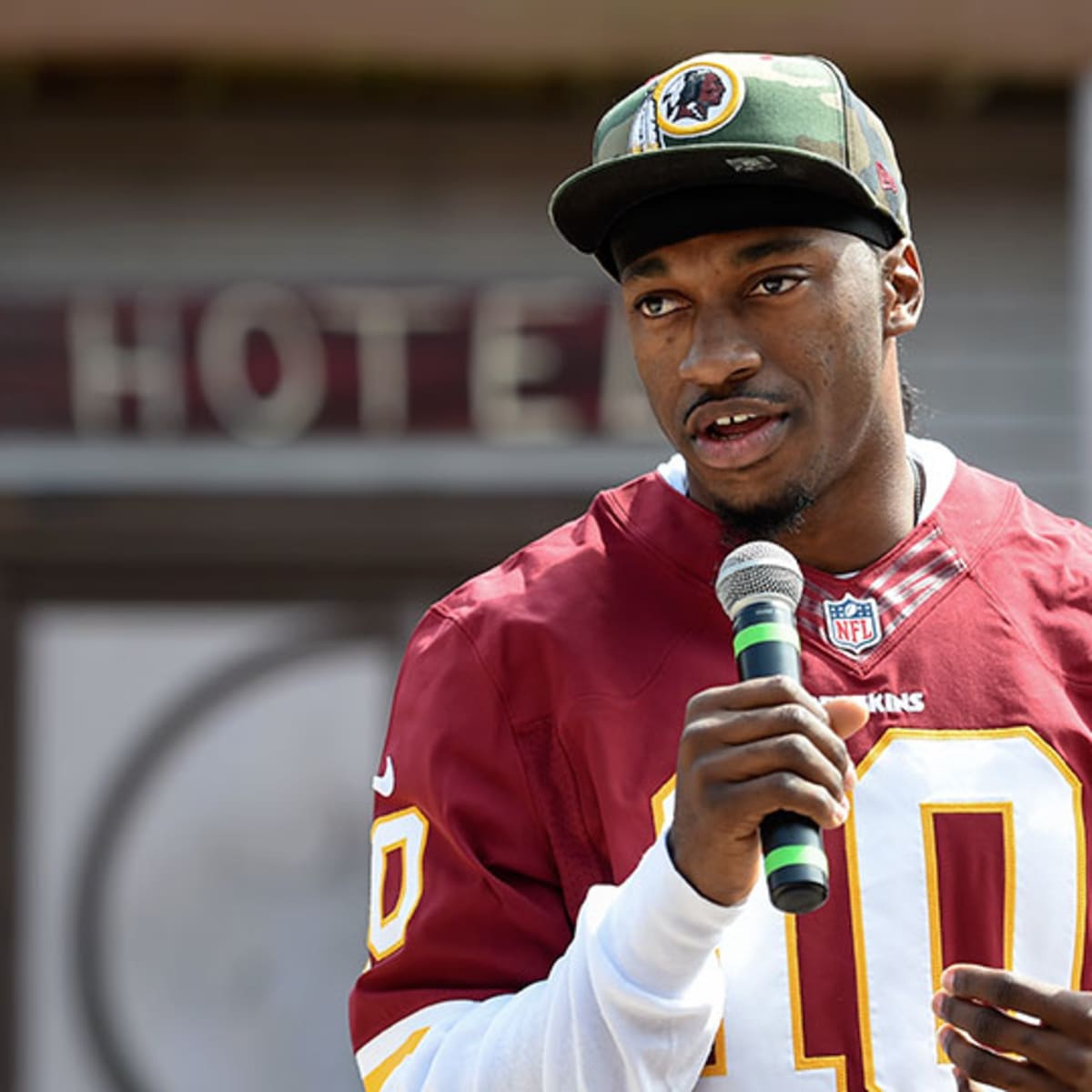 Washington Redskins Robert Griffin III and wife Rebecca expecting first  child