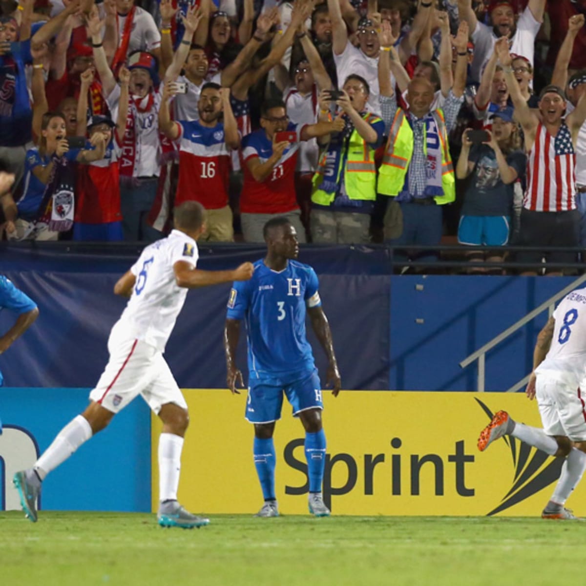 Clint Dempsey celebrates winning his first club trophy with 2014 US Open  Cup victory 