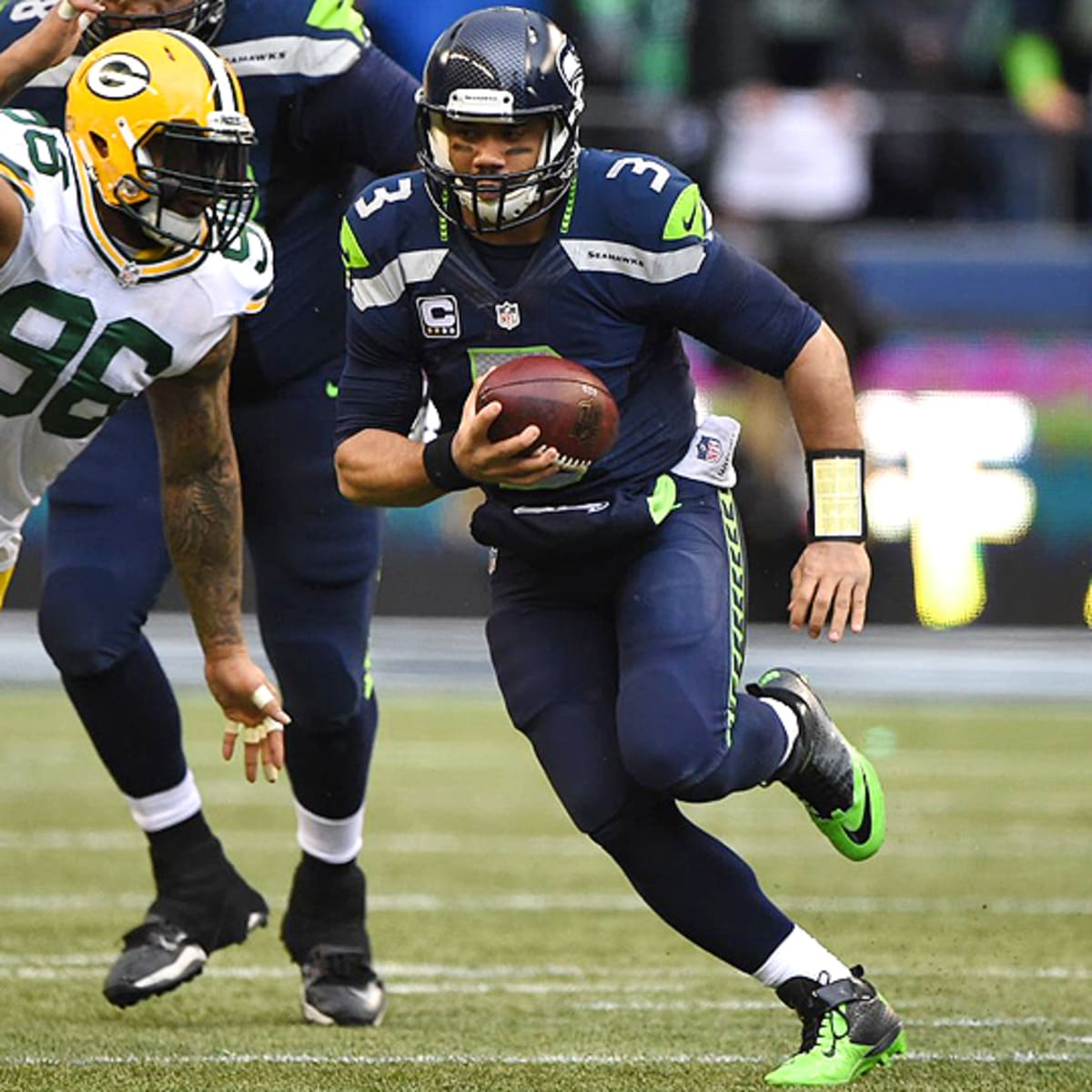 Atlanta Falcons quarterback Chris Chandler tries to elude Broncos News  Photo - Getty Images