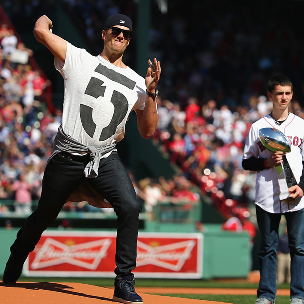 Video: Tom Brady throws out first pitch at Boston Red Sox's home