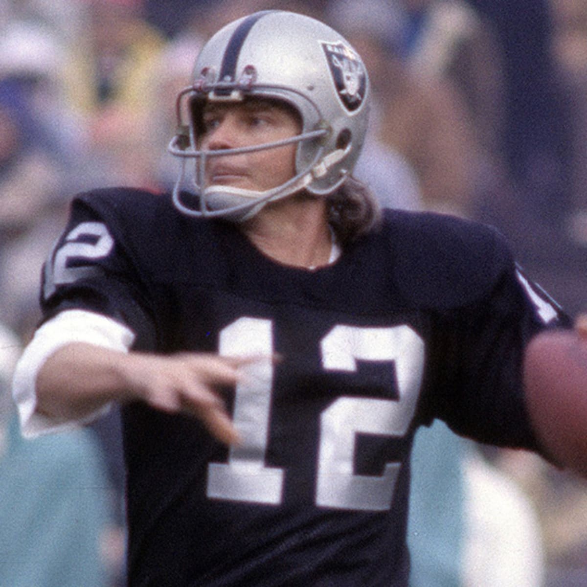 Quarterback Ken Stabler of the Houston Oilers throws a pass against News  Photo - Getty Images