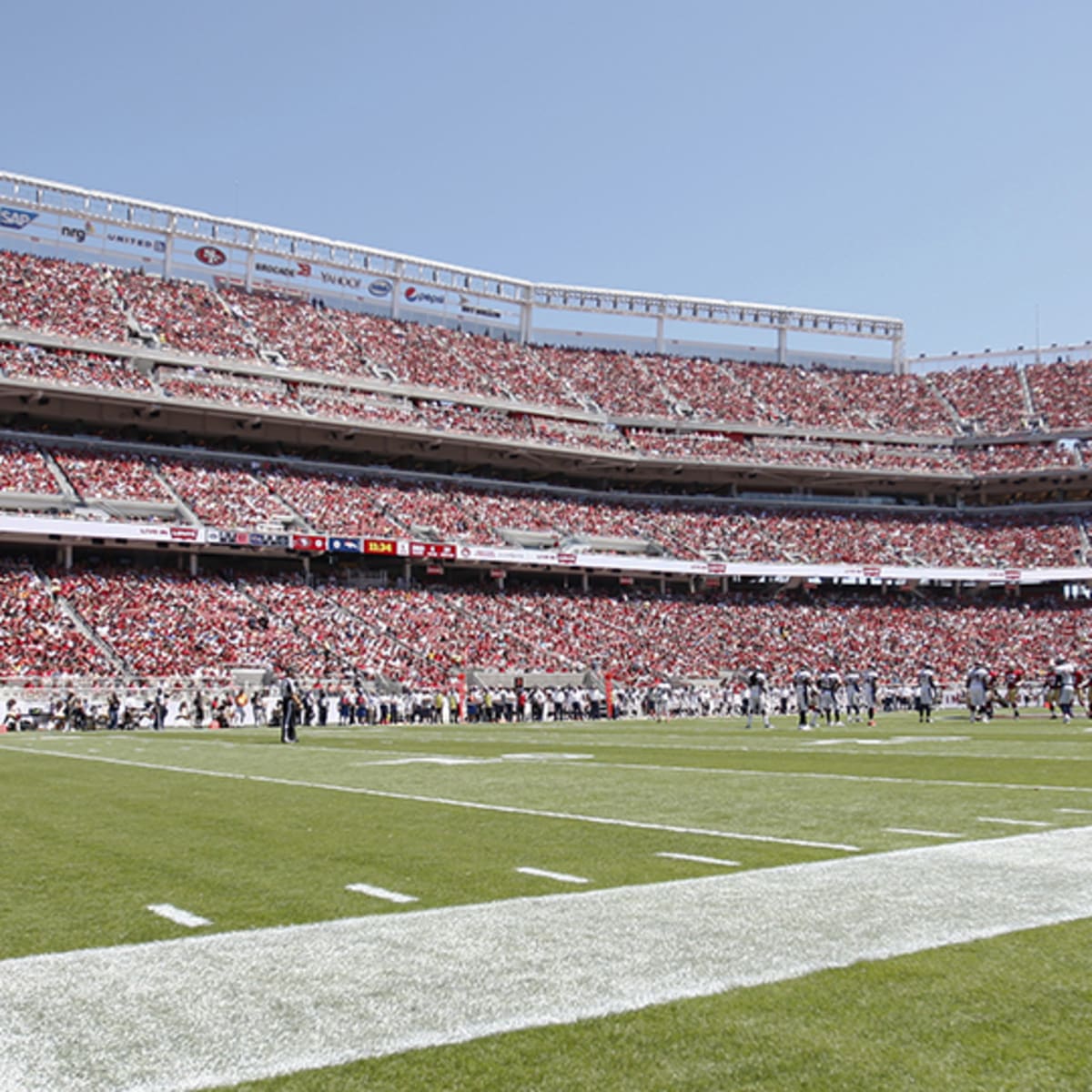 Fight breaks out between San Francisco 49ers fans at Levi's