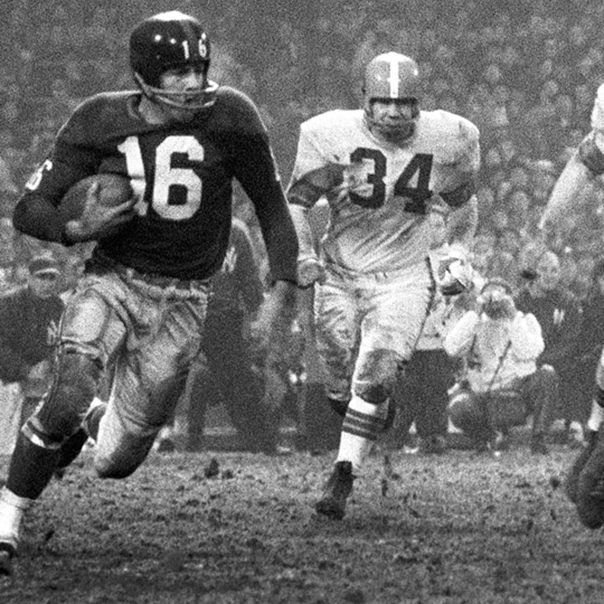 Pro Football Hall of Famer Frank Gifford dies at 84