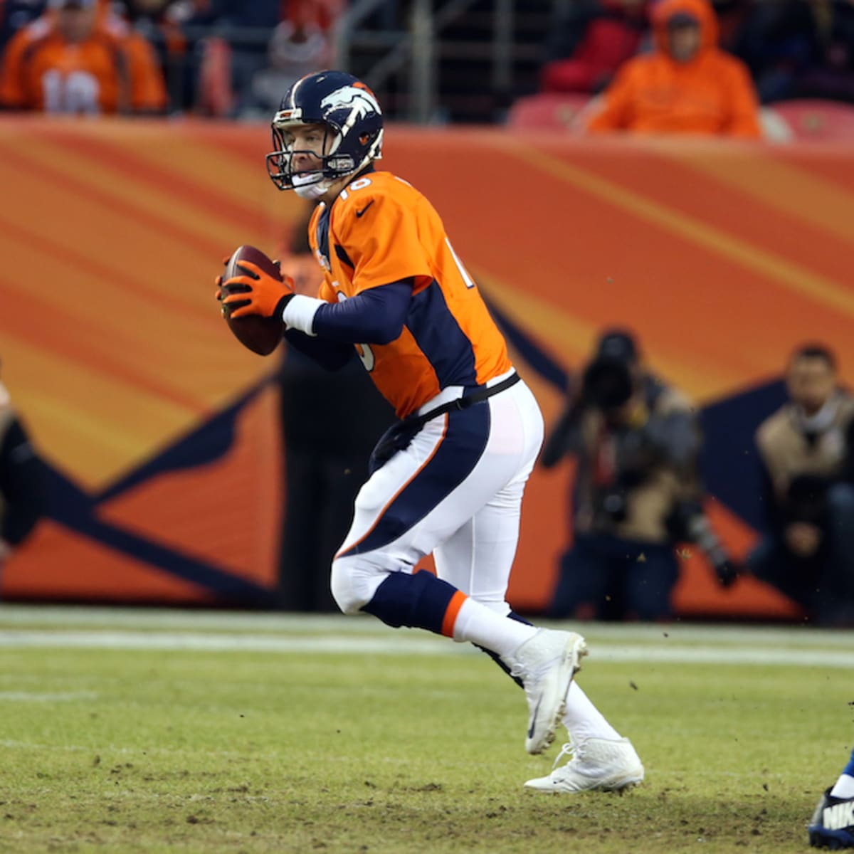 Seahawks pressure forces #Broncos QB Peyton Manning's second INT, a  stunning pick-six: