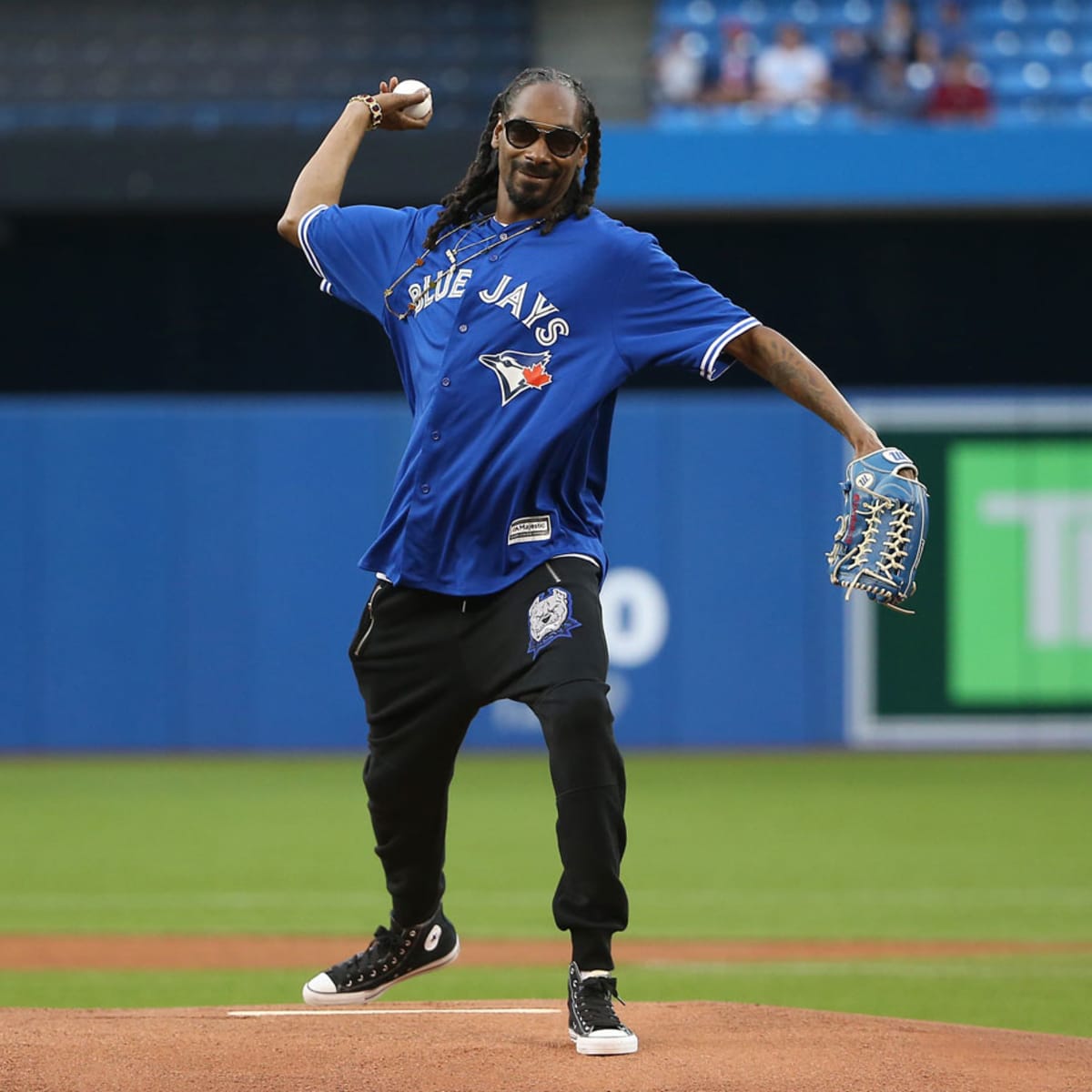 Karlie Kloss Throws First Pitch at Cardinals Game on Memorial Day