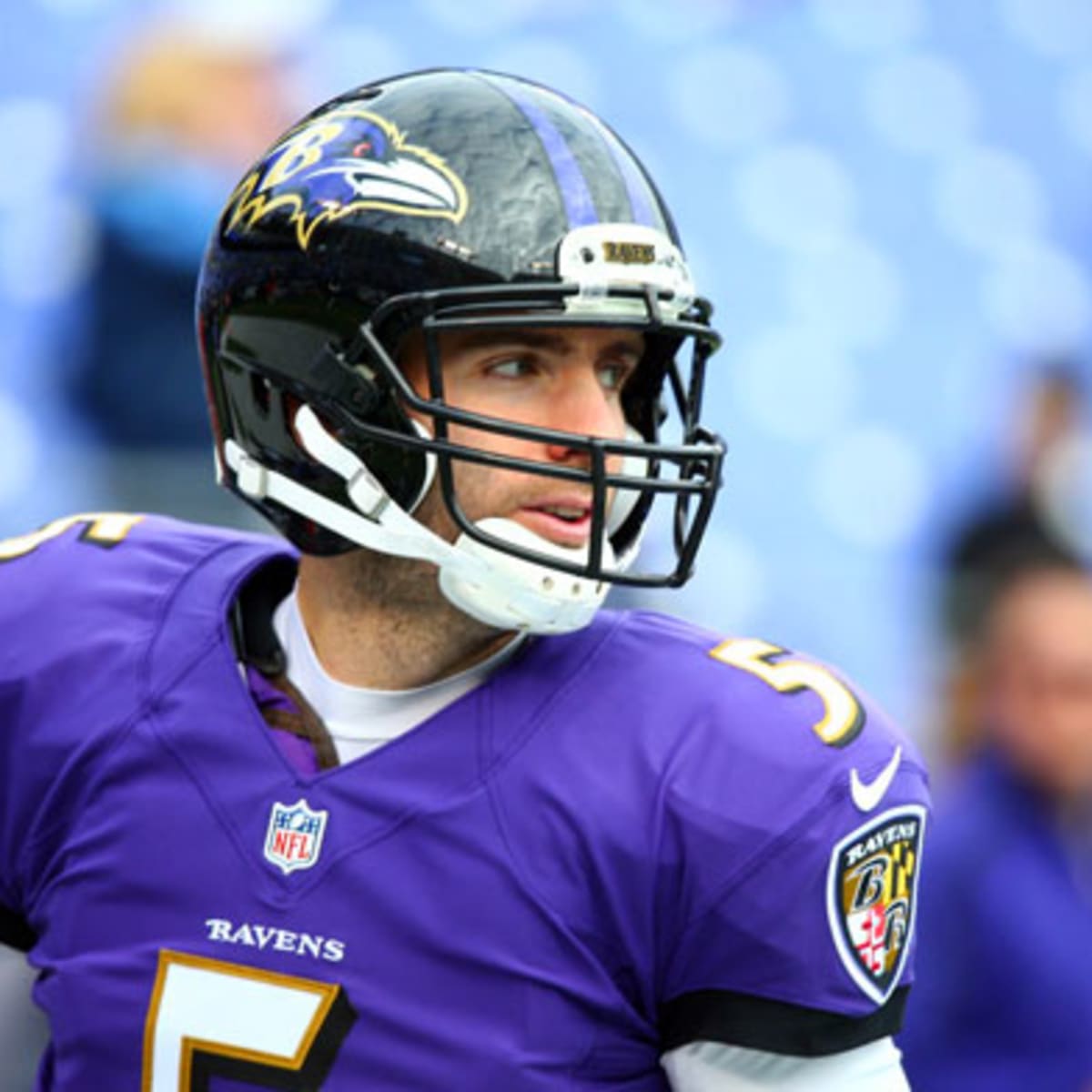 New York Jets quarterback Joe Flacco takes a shotgun snap during