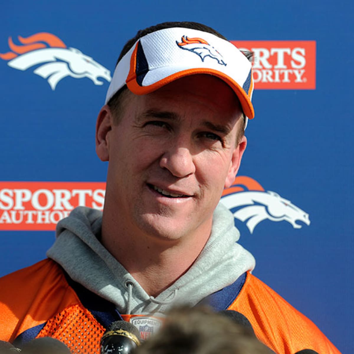 WATCH: Peyton Manning crushes latest appearance on SNL