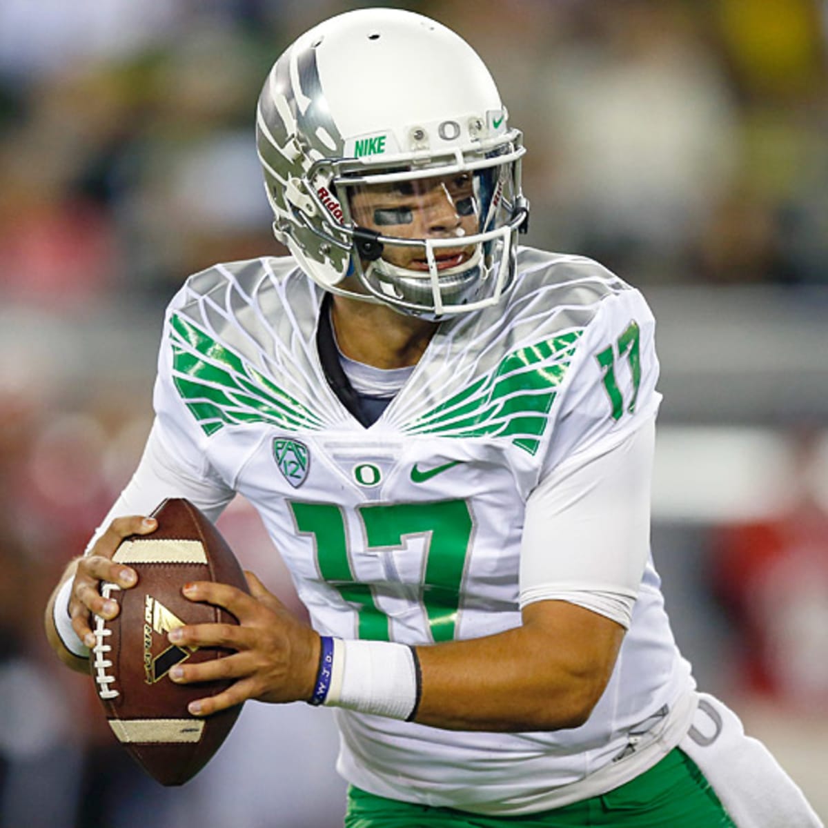 Oregon Football - Royce Freeman's 26 yard pass complete to Marcus Mariota  for the TD. Oregon 7, Arizona 3.