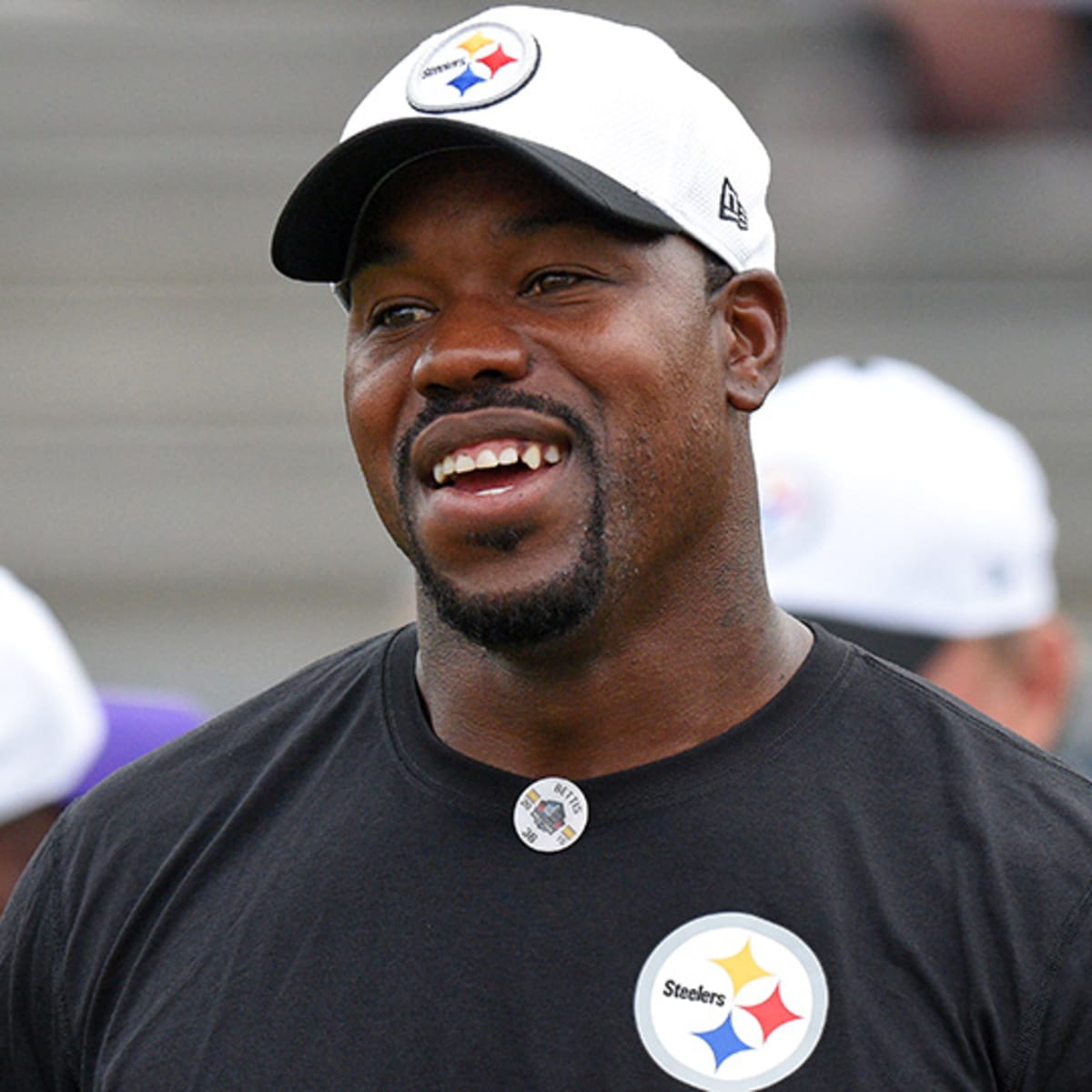 Pittsburgh Steelers' Joey Porter has Los Angeles Lakers golf cart