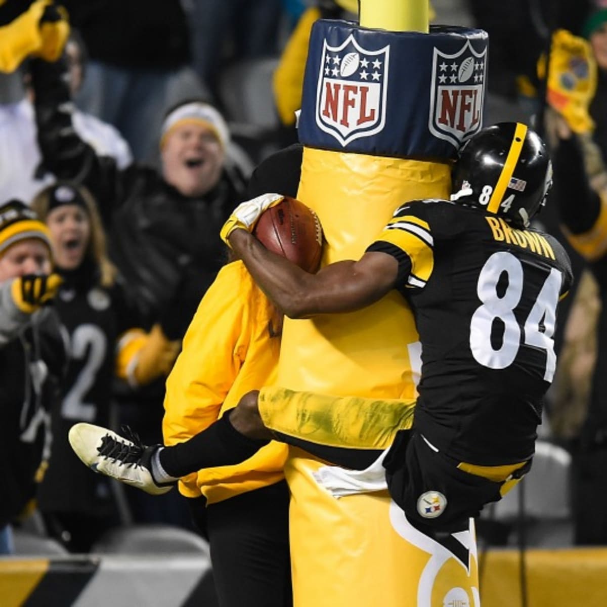 Steelers' Brown fined $11,576 for goal-post celebration