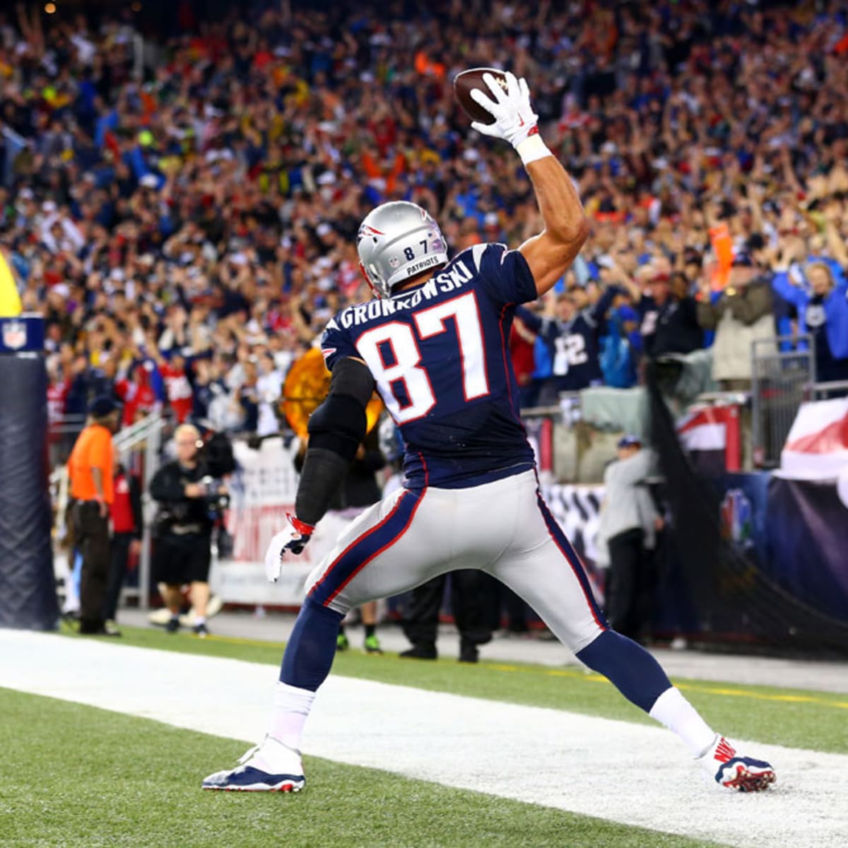 New England Patriots rally behind Rob Gronkowski, edge Pittsburgh