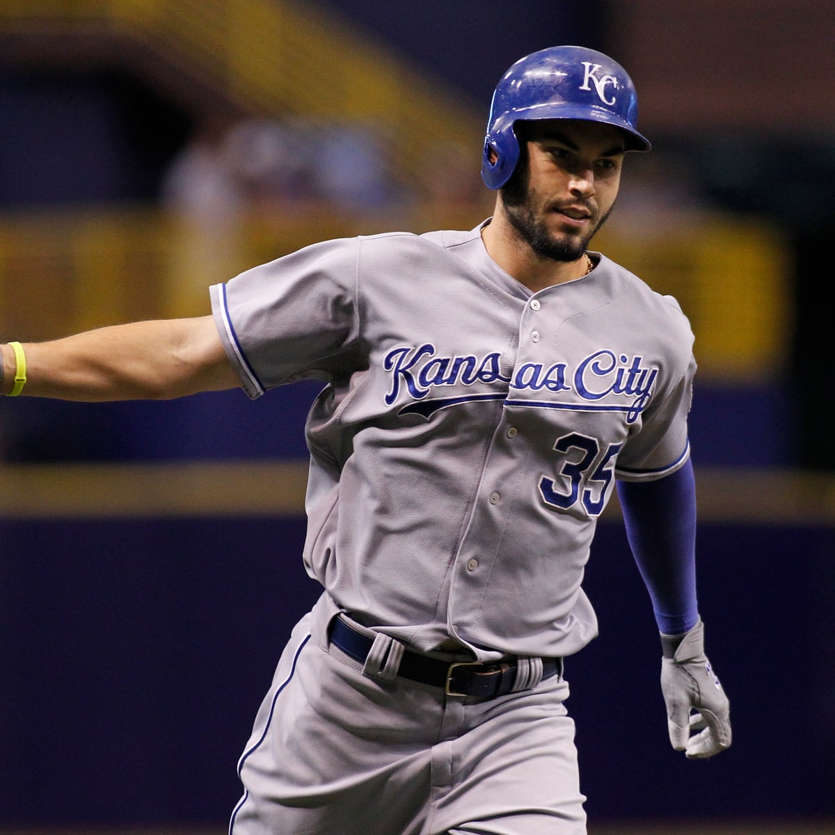 Padres hope 1B Eric Hosmer can return from fractured finger before