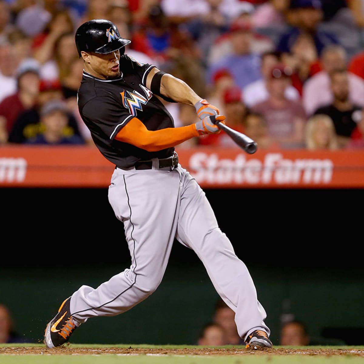 MLB: Marlins Sign Giancarlo Stanton to $325 Million Dollar Contract