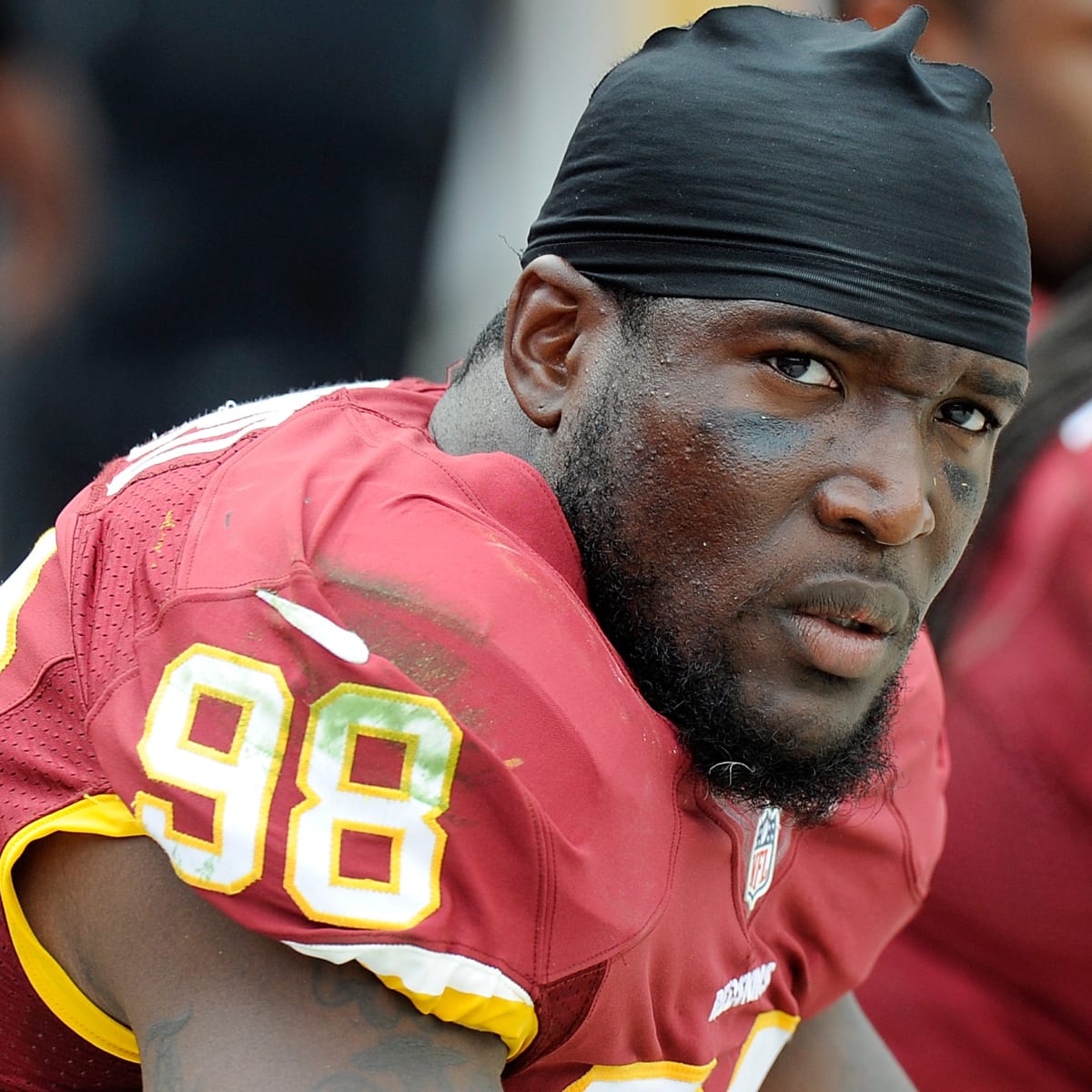 Brian Orakpo of the Washington Redskins defends against the New