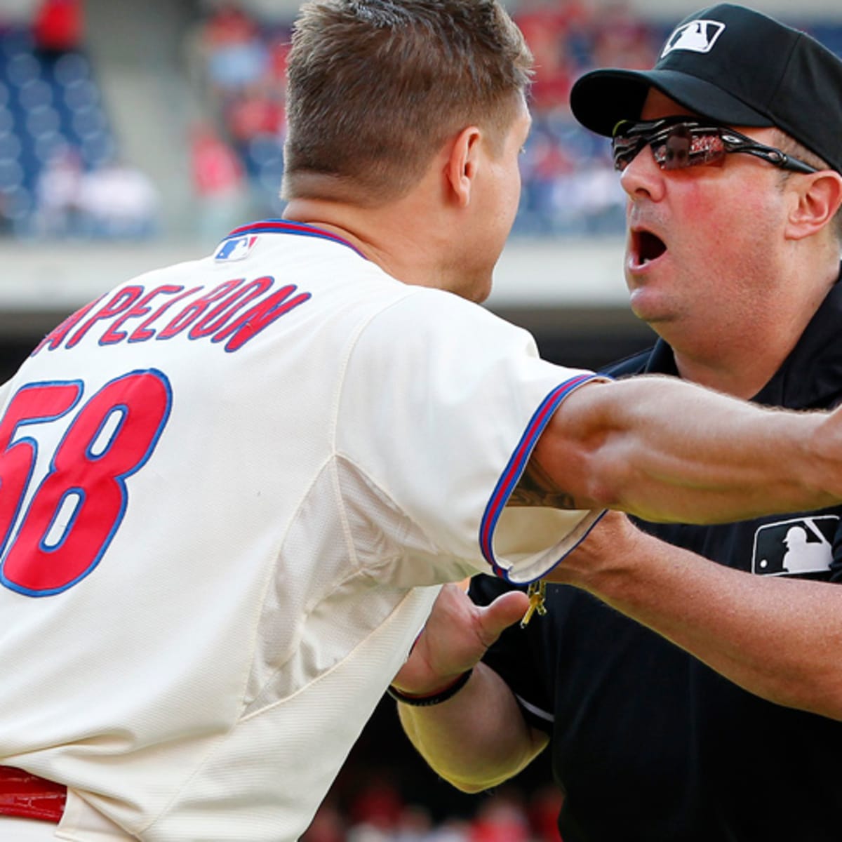 Braves' Chris Johnson apologizes for dugout incident