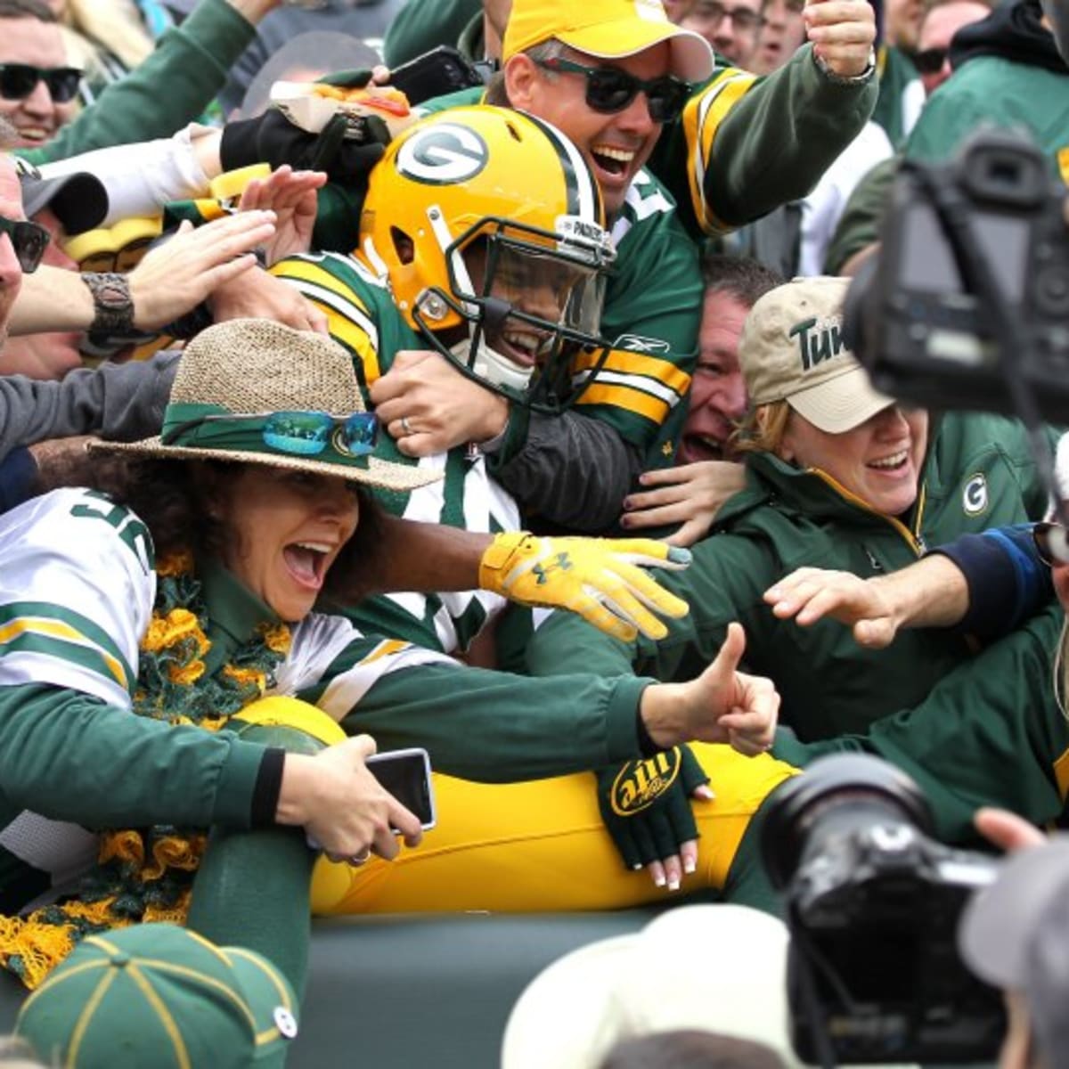 Randall Cobb's Lambeau Leap Leaves Him With Ketchup-Stained Jersey (Video)  