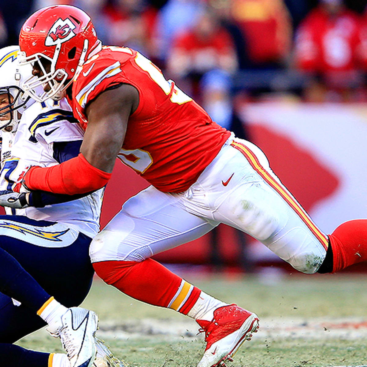 Injuries: Justin Houston sprains knee, left game