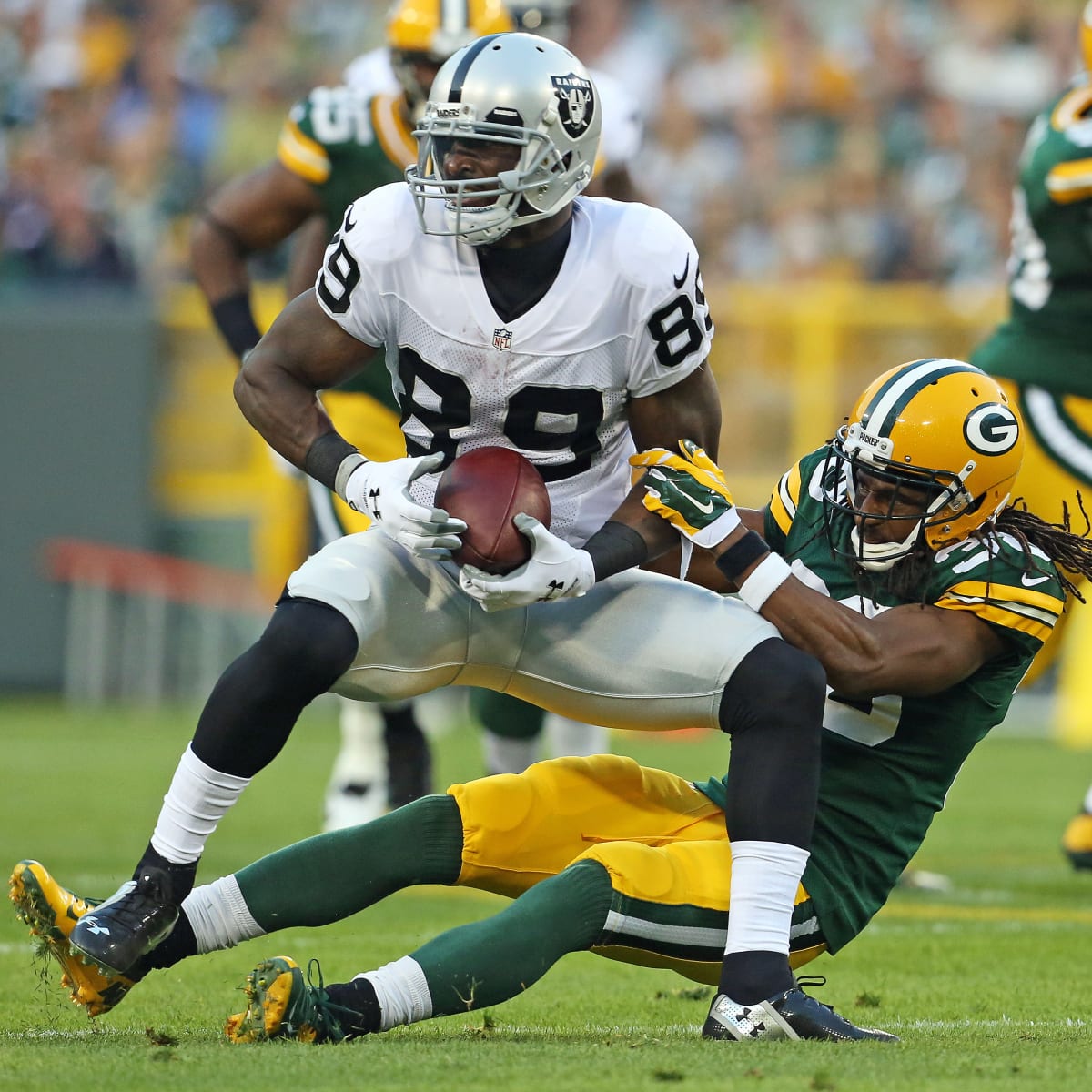 Houston, TX, USA. 27th Oct, 2019. Oakland Raiders offensive tackle Andre  James (68) prepares to snap the ball during the 2nd quarter of an NFL  football game between the Oakland Raiders and