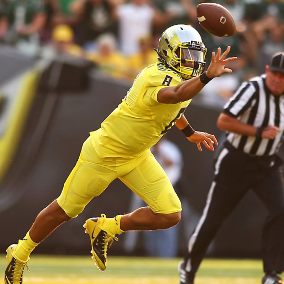 Football Fans Couldn't Believe 1 Marcus Mariota Play Last Night - The Spun:  What's Trending In The Sports World Today