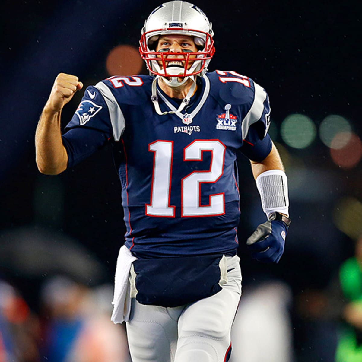 Watch as Tom Brady gets ovation from Patriots crowd in return