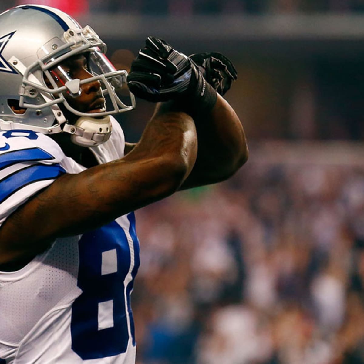 Watch: Dez Bryant gets massive double high-five from young fan, signs jersey  at Cowboys game