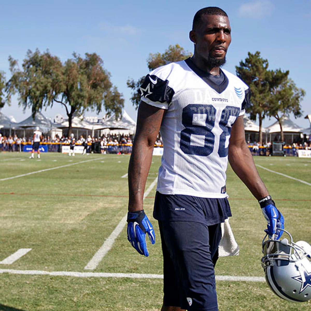 Cowboys player punches teammate at training camp — VIDEO