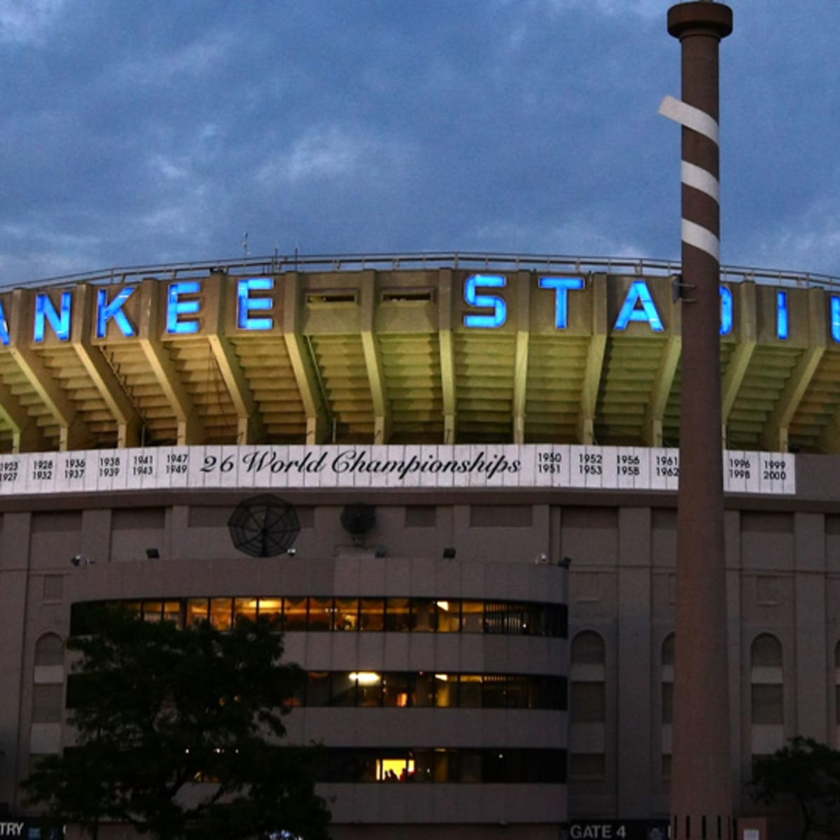 Iconic Yankee Stadium sign up for auction