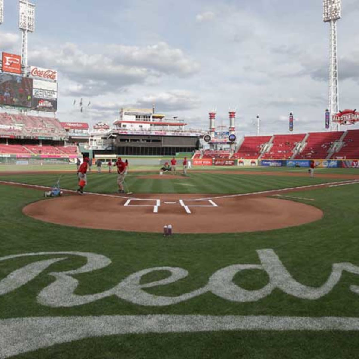 Reds stadium smokestack catches fire during game vs. Giants