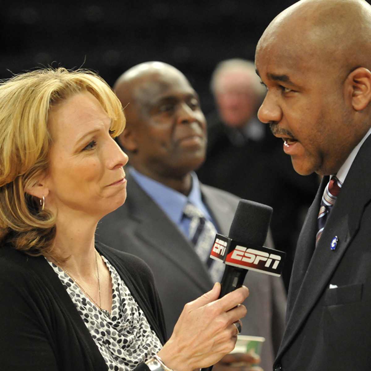 Beth Mowins will take her place in history behind the mike on 'Monday Night  Football' - Los Angeles Times